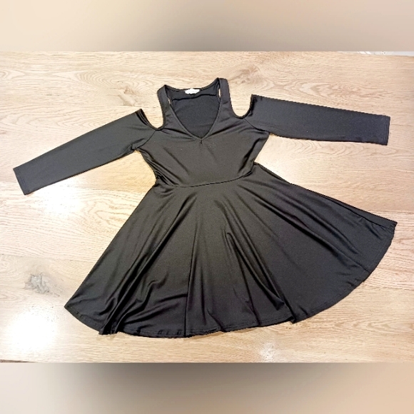 Anself Long Sleeve Cold Shoulder Fit to Flare V-Neck Black Dress - Picture 2 of 11
